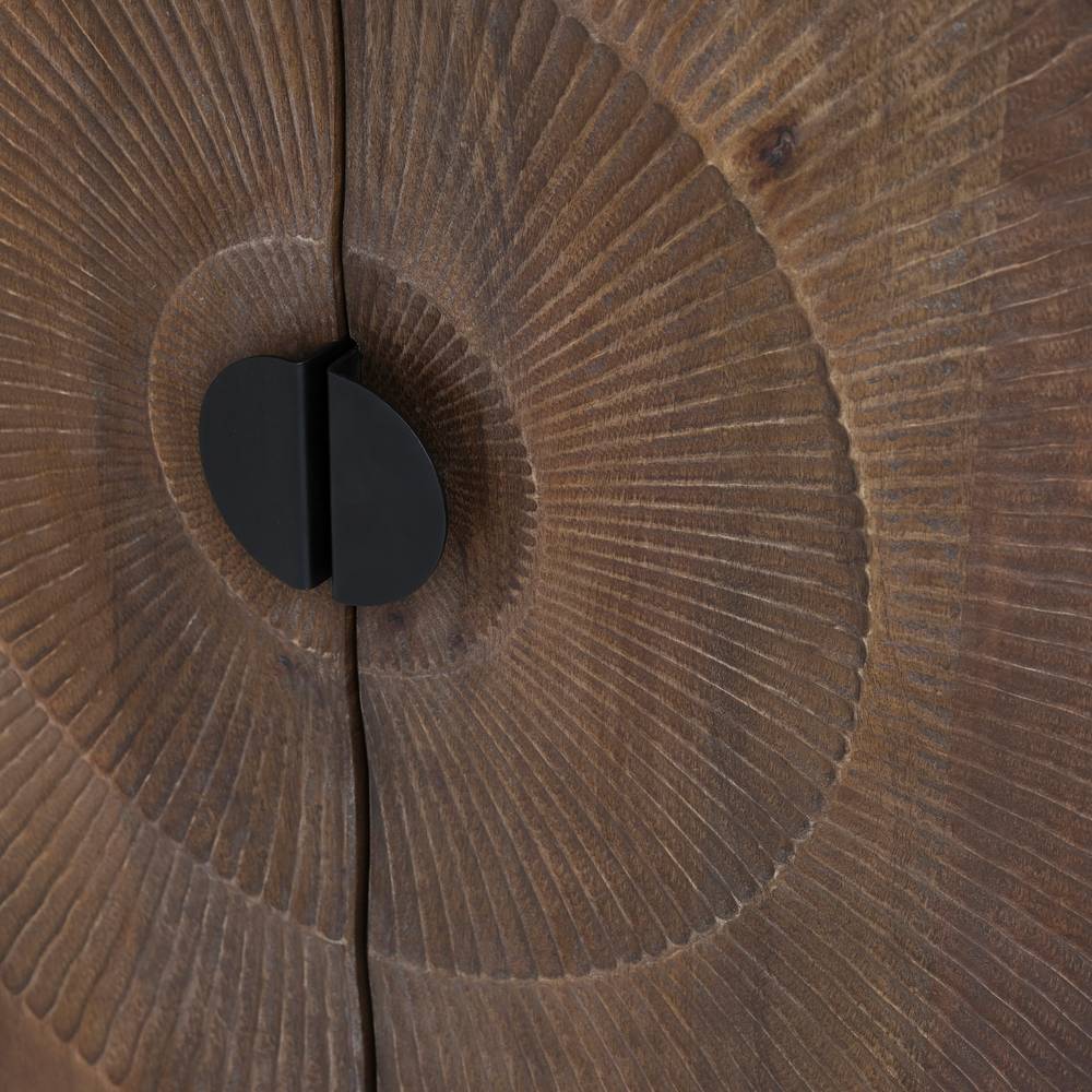 Detail des geschnitzten Sonnenmusters auf den Türen des Mangoholz-Sideboards mit schwarzen Griffen – Epos