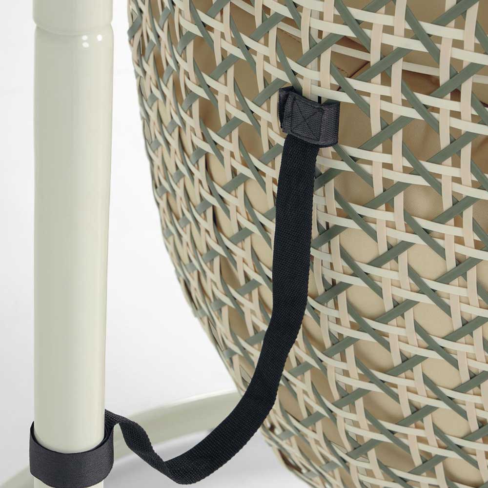 Detail des schwarzen Sicherungsbands am Kunstrattan Hängesessel mit beige-grünem Geflecht – Axinta
