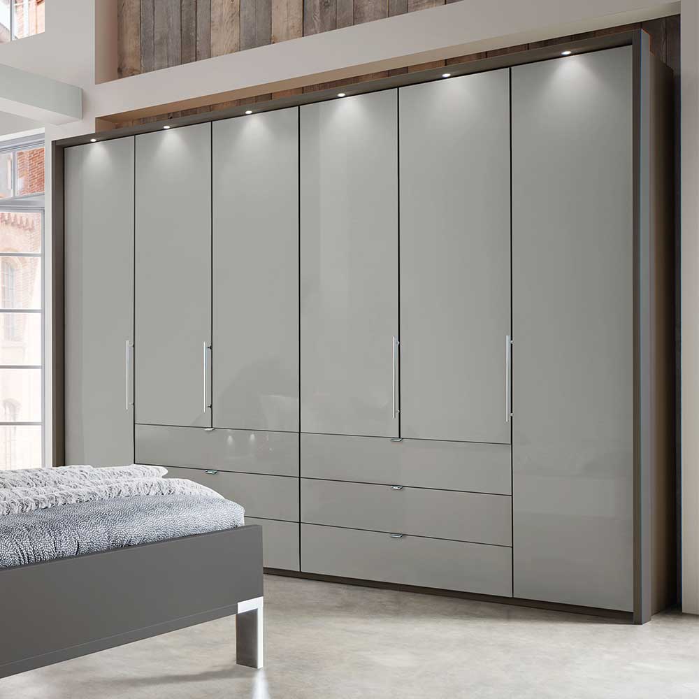 Großer Kleiderschrank in Grau mit vielen Türen, Schubladen und integrierter LED Beleuchtung – Ocavado