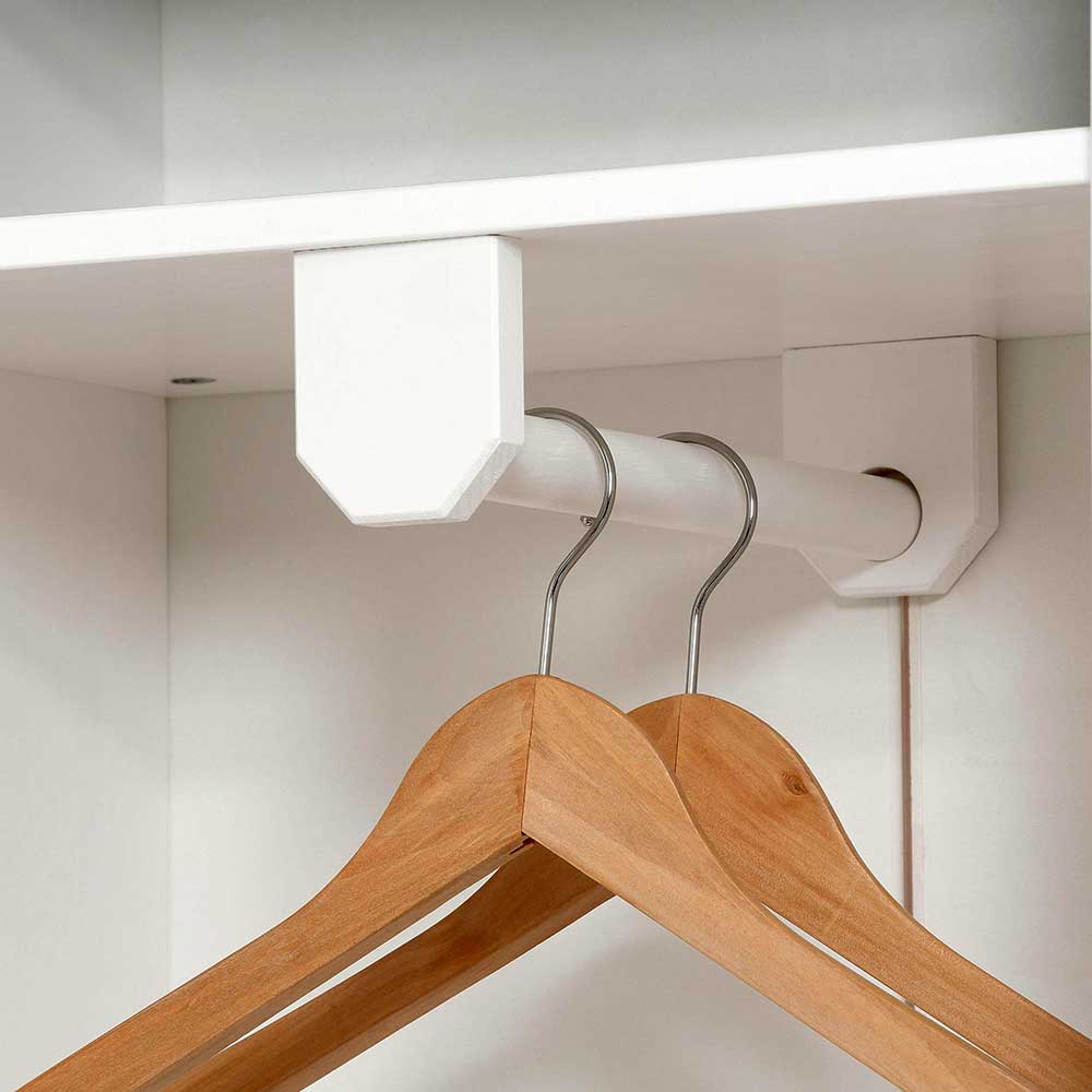 Detailansicht der stabilen Kleiderstange mit zwei Holzkleiderbügeln im Schrank – Ayrinu