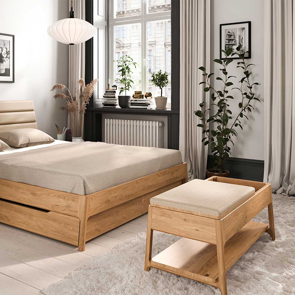 Funktionale Truhenbank aus heller Wildeiche im Schlafzimmer neben einem Bett platziert – Laida