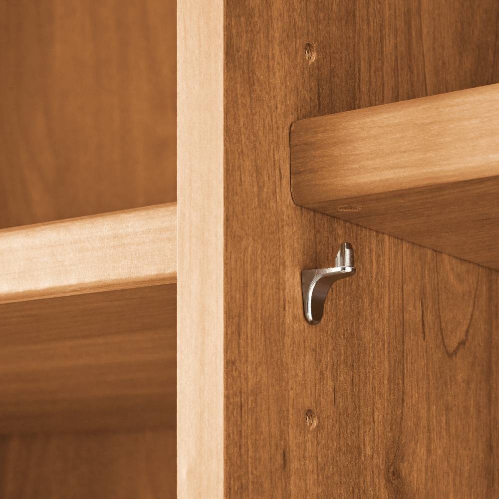 Verstellbare Regalbodenträger im Inneren des Holzschranks für flexible Einlegeböden – Dilacco