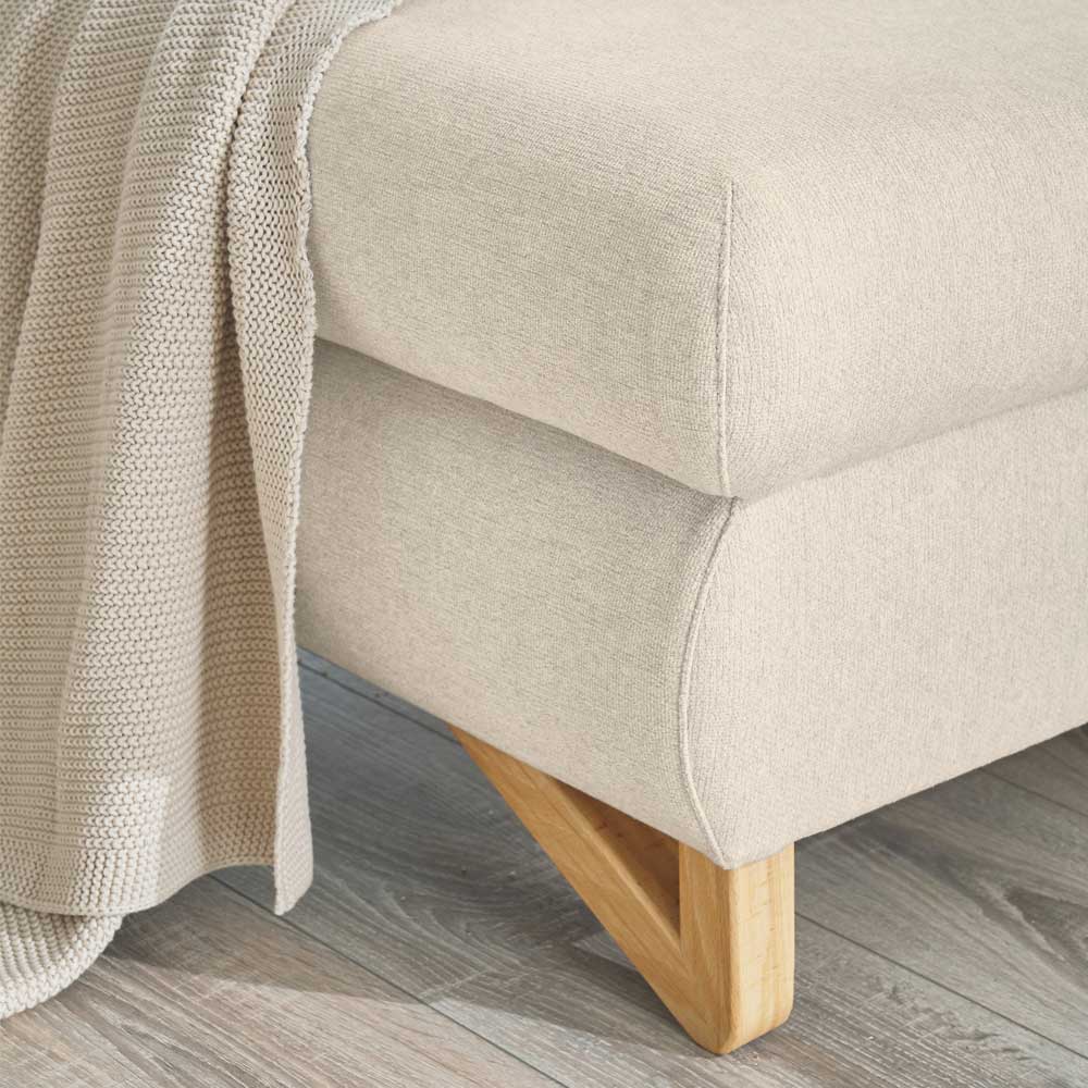 Eckteil des cremefarbenen Sofas mit stabiler Polsterung und eleganten Buchenholzfüßen – Baonga