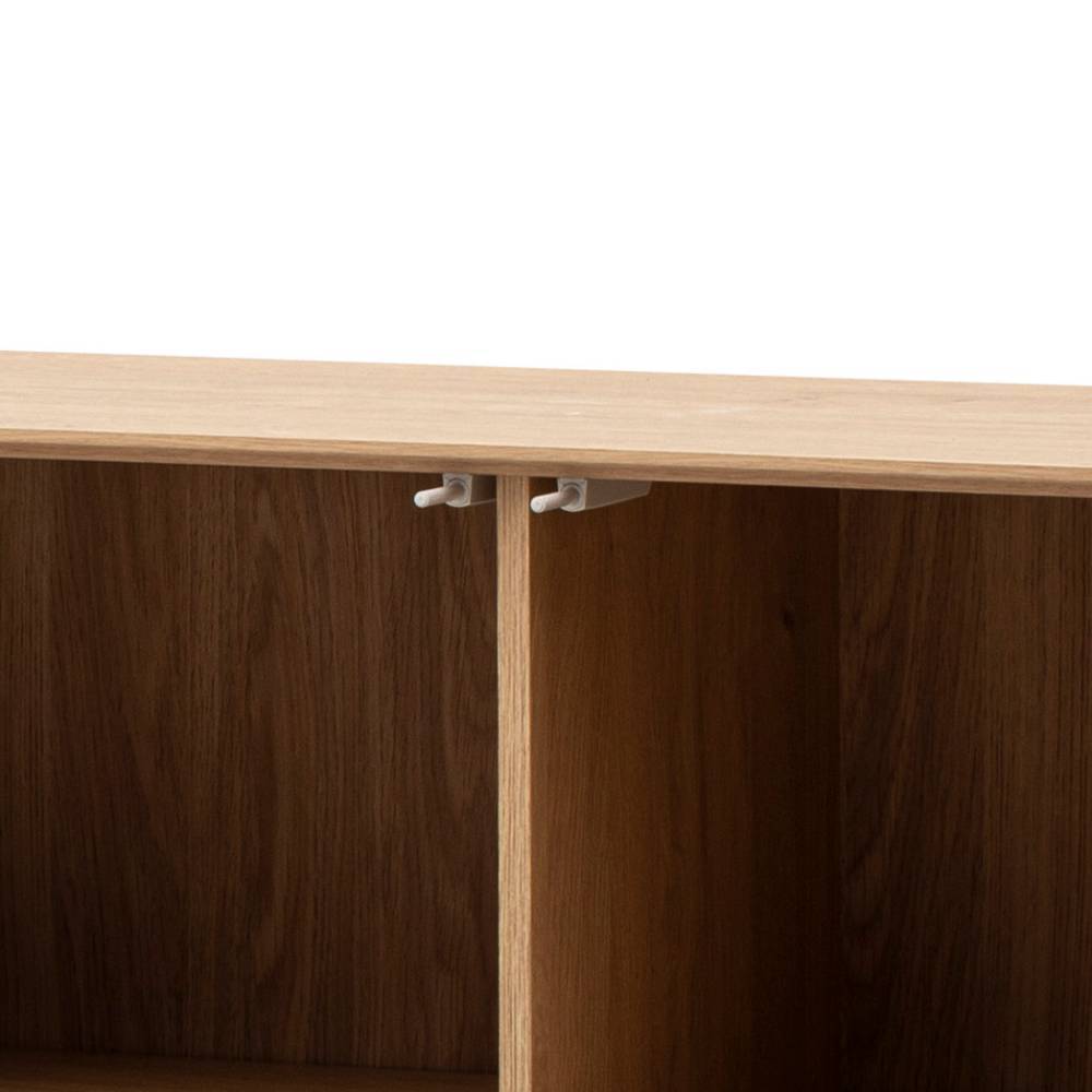 Detailansicht des Eiche Stone Sideboards mit sichtbaren Magnetverschlüssen für die Türen – Jaskin