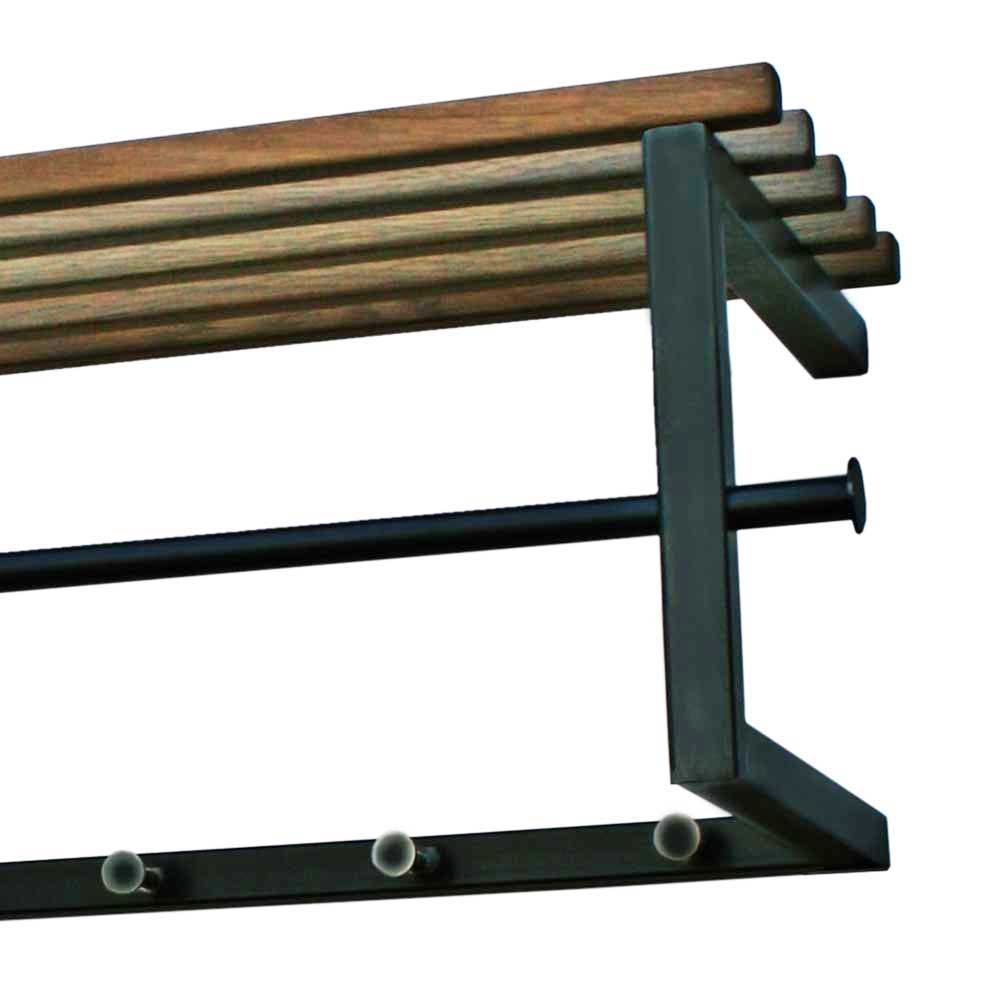 Detail der zweifarbigen Garderobenleiste mit Holzelementen, Metallrahmen und Kleiderhaken – Zoccos