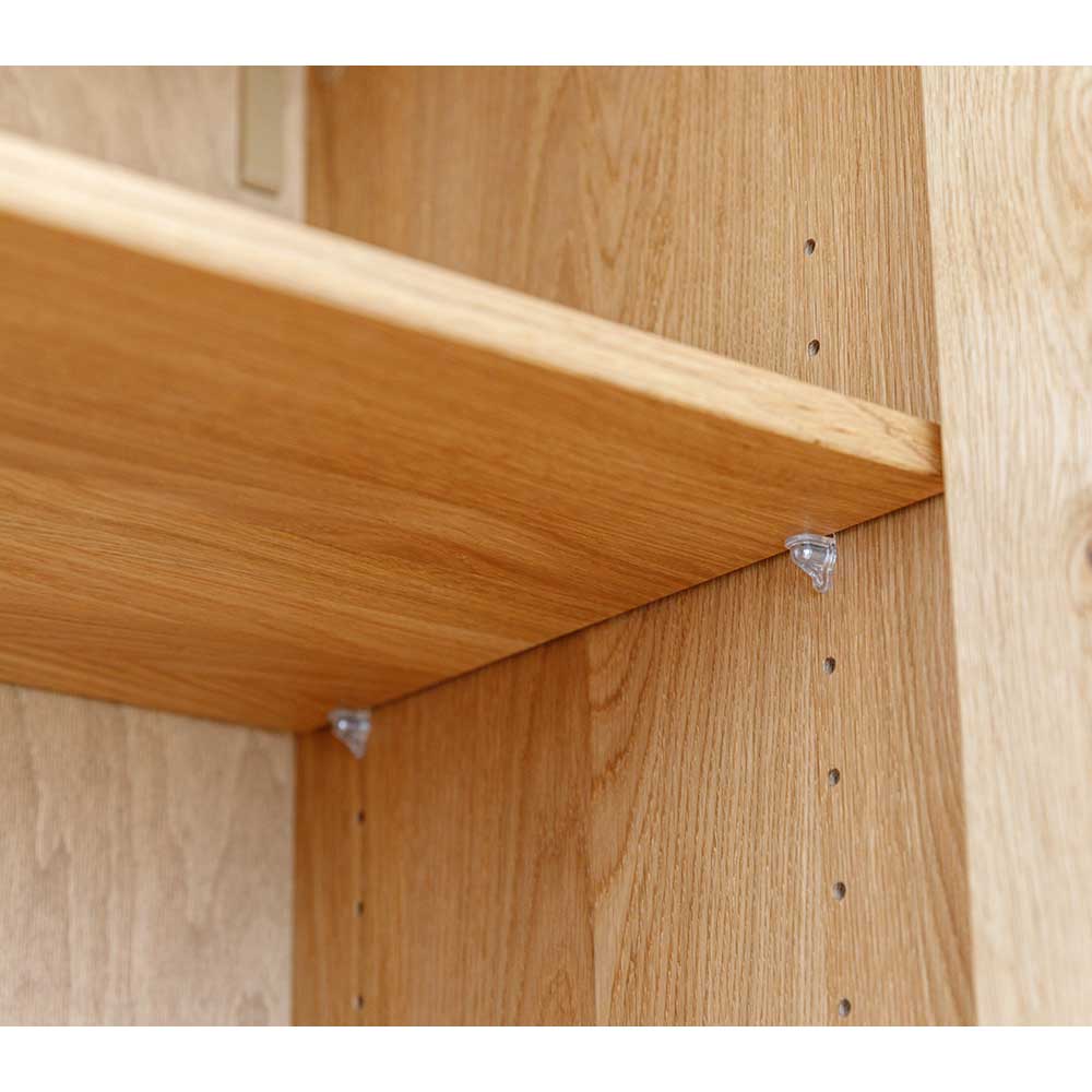 Höhenverstellbares Holzregal mit transparenten Halterungen in der Vitrine aus Eiche – Cocondar