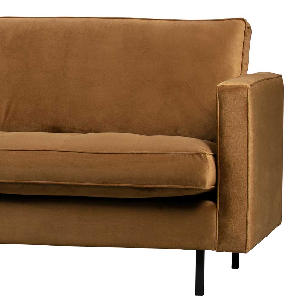 Seitliche Ansicht des honigfarbenen Samtsofas mit gerader Armlehne und schwarzem Fuß – Saguan