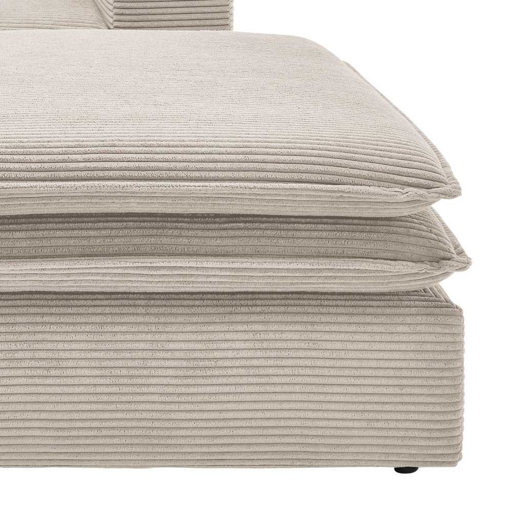 Beiger Cordstoff Sessel Detail mit weichen Sitzkissen und Armlehne – Jony