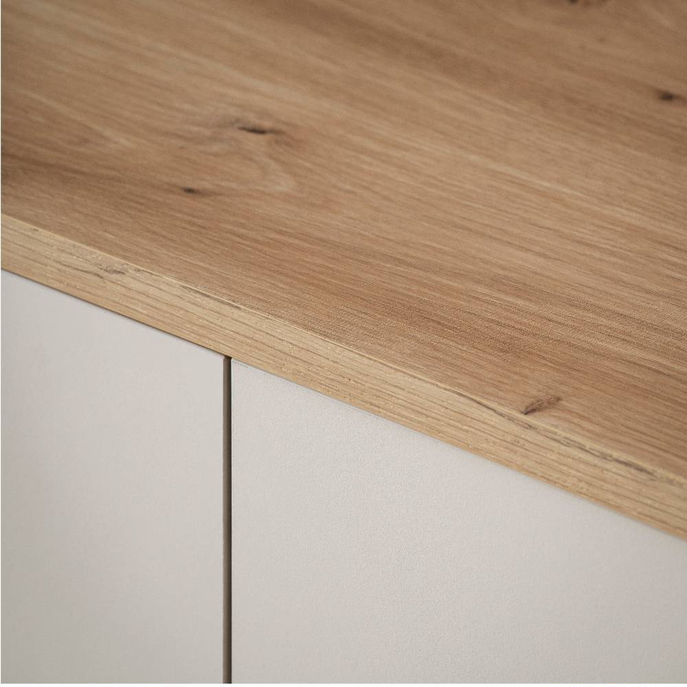 Oberseite des Sideboards mit Maserung in Holzoptik und hellgrauen Fronten – Spain