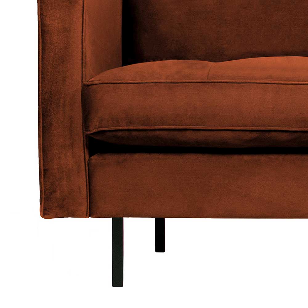 Linke Armlehne und schwarzer Metallfuß des rostfarbenen Samtsofas – Naryon