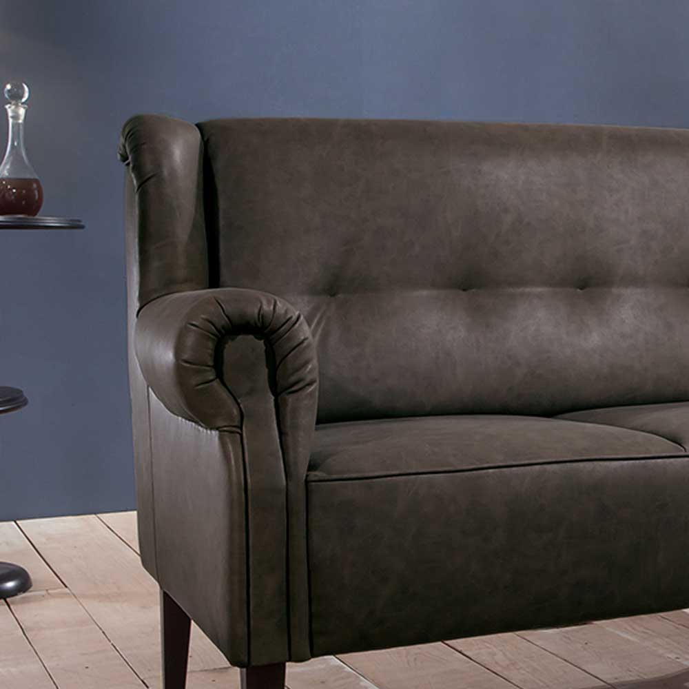 Dunkelgraues Zweisitzer Sofa mit geschwungenen Armlehnen und Holzfüßen – Yuto