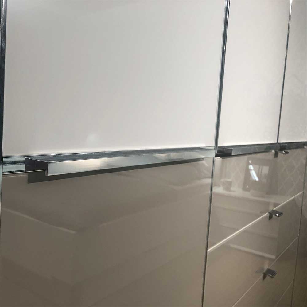 Gleitschwebetüren-Kleiderschrank Detail mit glänzender Glasfront in Weiß und Taupe sowie silberner Griffleiste – Pascan
