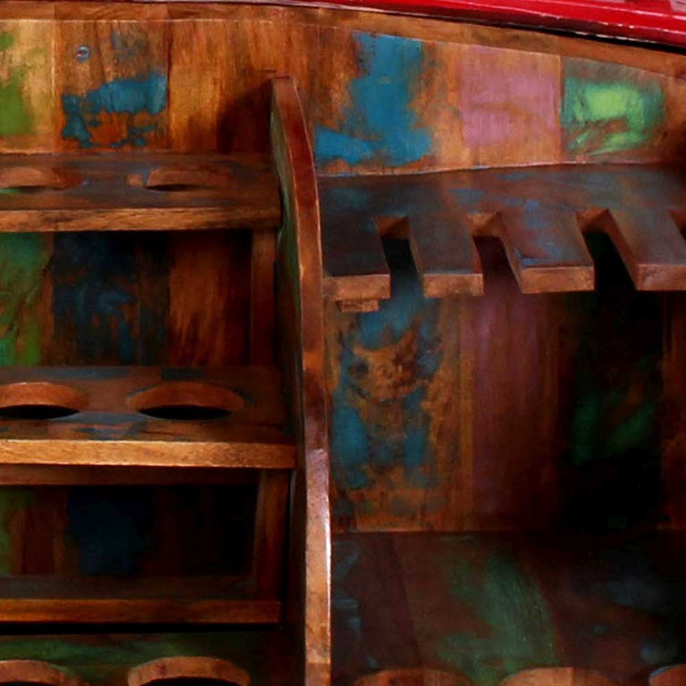 Bunte Holzregale und Flaschenhalter im Inneren des roten Design Bar Schranks – Rabbia