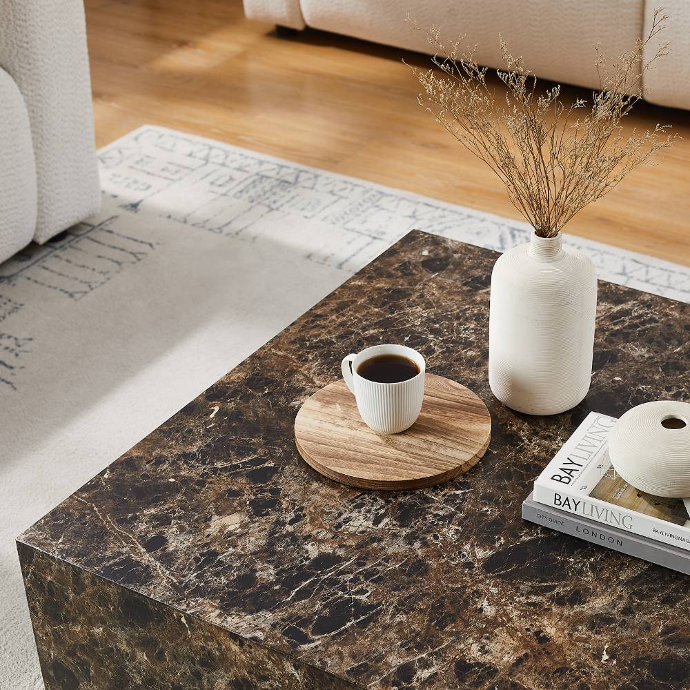 Couchtisch in brauner Marmoroptik mit Dekoration und Kaffee auf der Tischplatte – Merandes