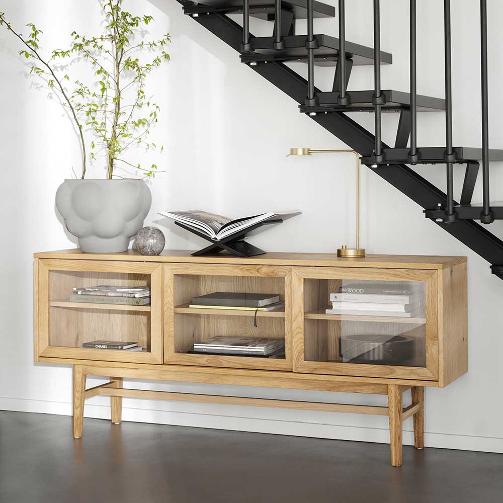 Sideboard aus hellem Holz mit drei transparenten Glasschiebetüren und Ablageflächen für Wohnbereich – Forcelan