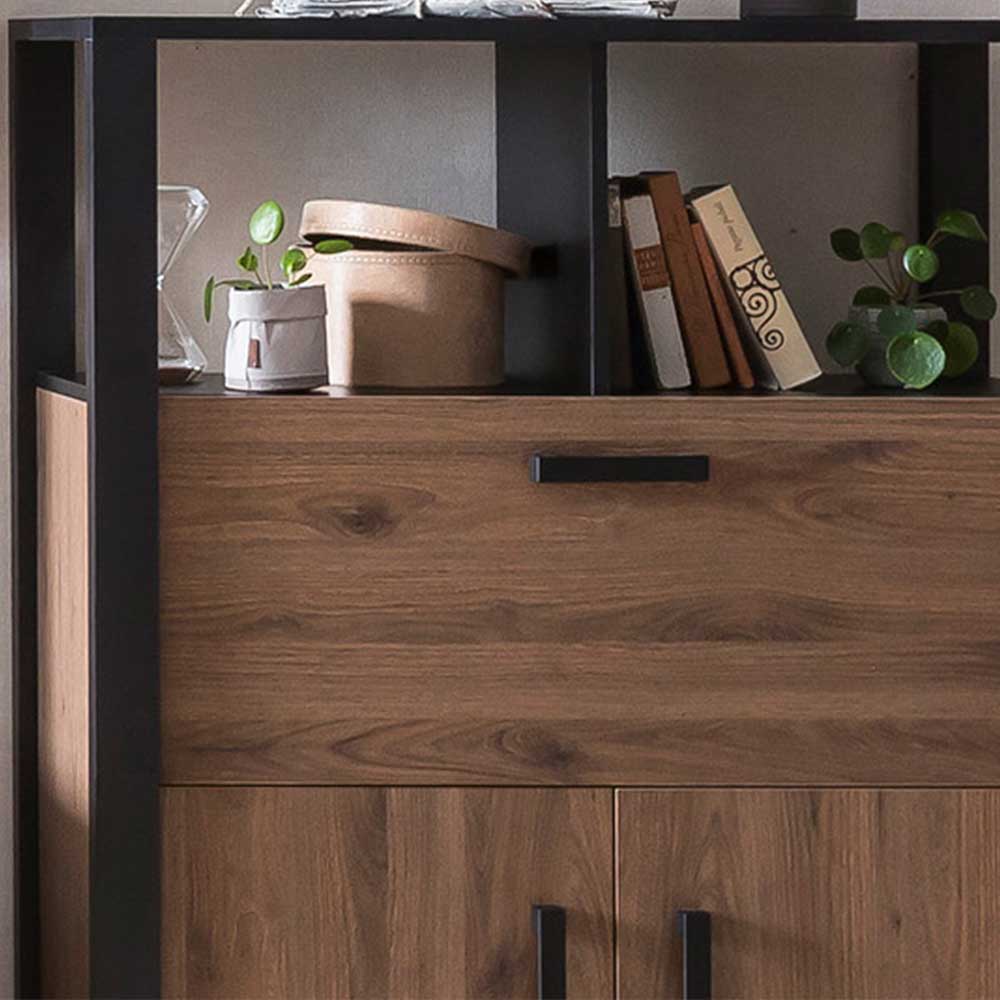 Detailansicht des oberen Bereichs vom Nussbaum-Regal mit schwarzem Gestell und Ablage – Dudleys
