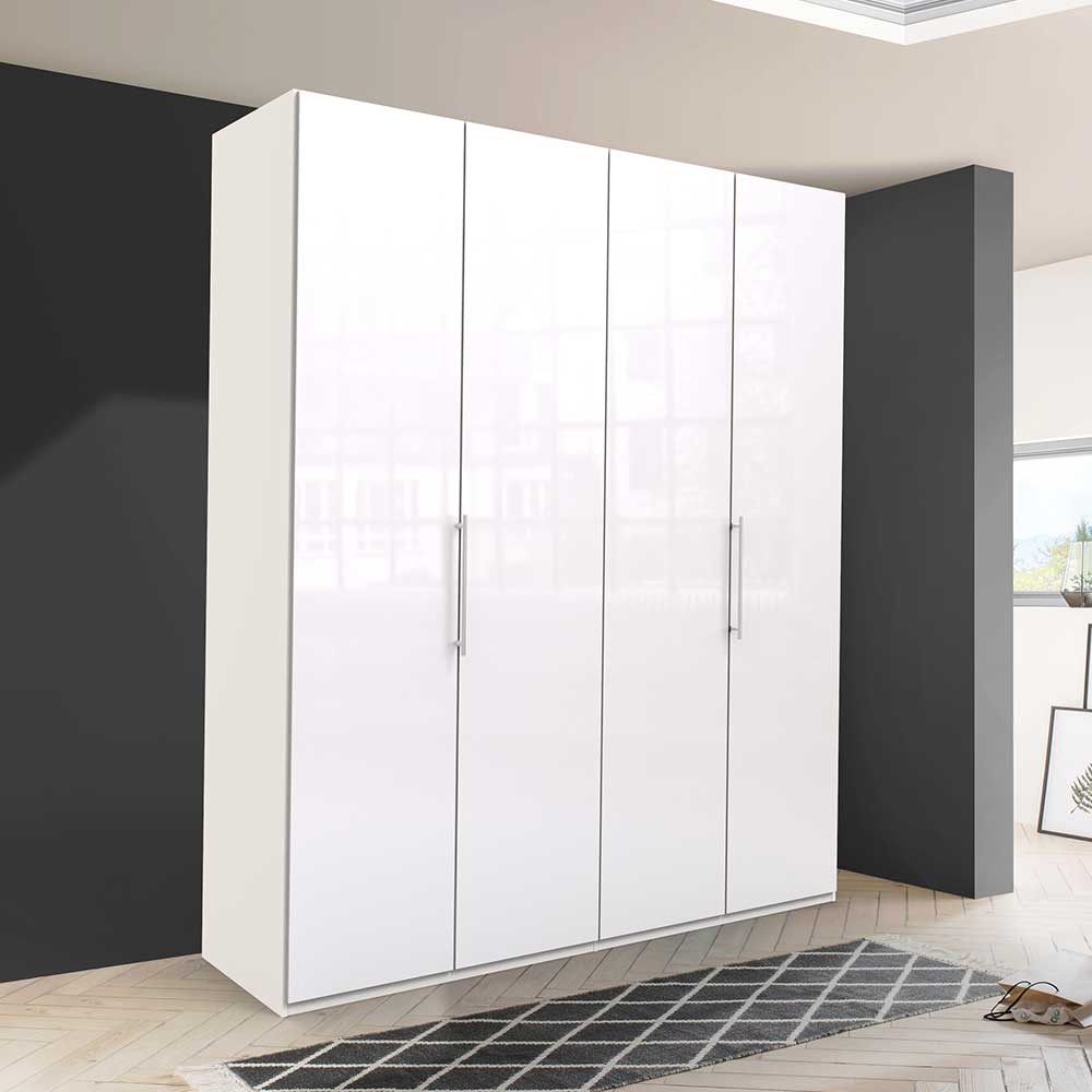 Weißer Kleiderschrank mit vier glänzenden Türen und chromfarbenen Griffen im Schlafzimmer – Dolienca