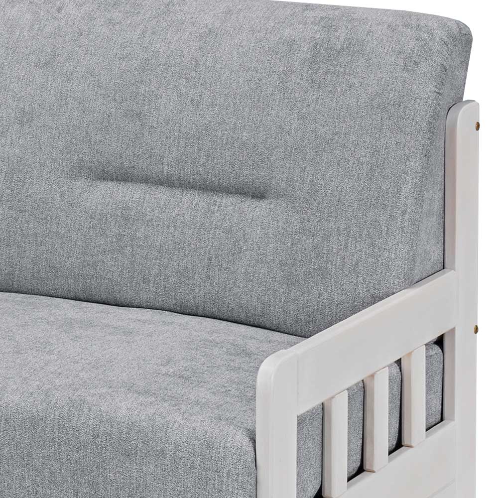 Detail der grauen Polsterung und der weißen Holzarmlehne am Bettsofa – Alberus