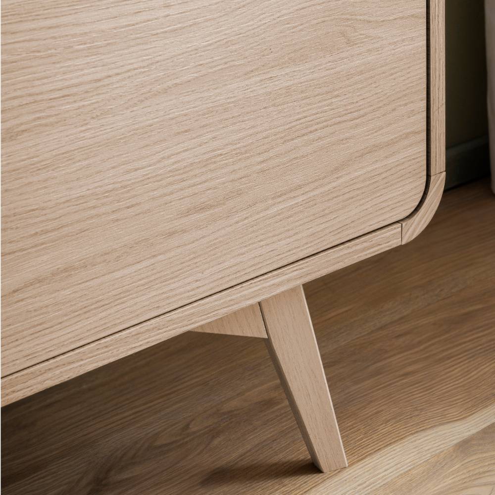 Schräg ausgestellte Holzbeine der Kommode im Skandi Design – Embrus