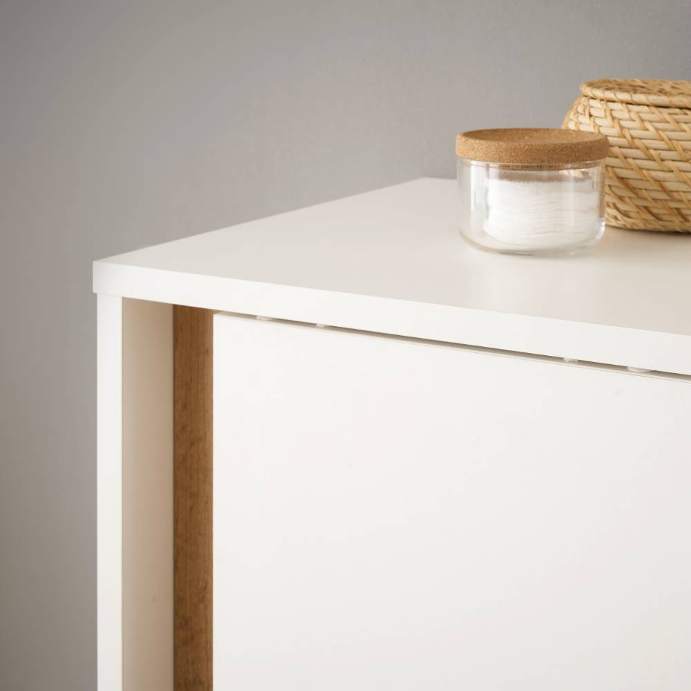 Weißer Badschrank mit Holzakzent und Ablagefläche für Badutensilien – Nonessia