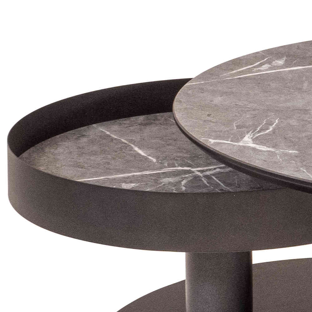 Detail der unteren runden Tischplatte in grauer Marmoroptik mit schwarzem Metallrand – Lachea