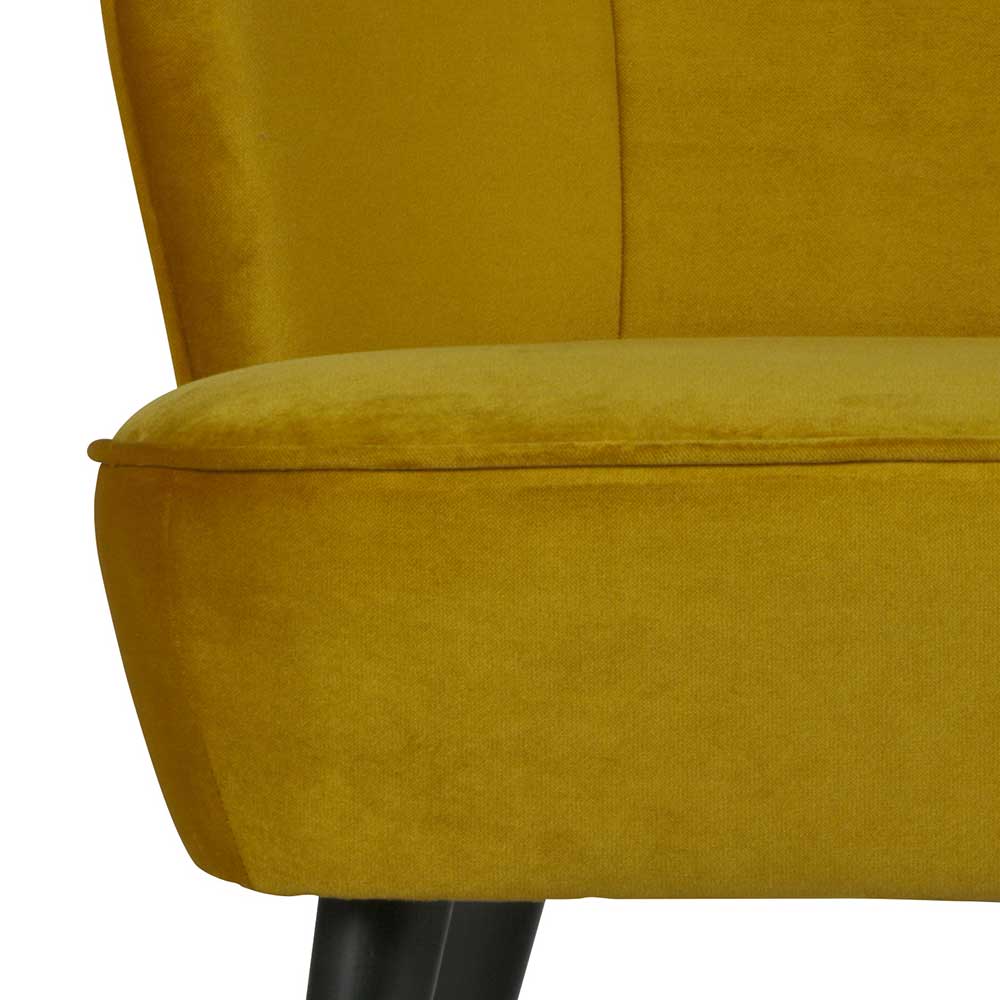 Seitliche Ansicht des gelben 2-Sitzers mit weichem Samtstoff und eleganter Linienführung – Ramia