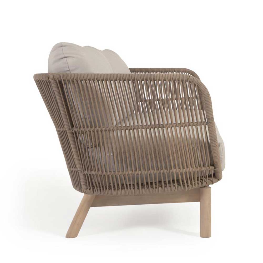 Gartencouch mit seitlichem Geflechtrahmen und hellen Sitzpolstern auf Holzgestell – Calivias