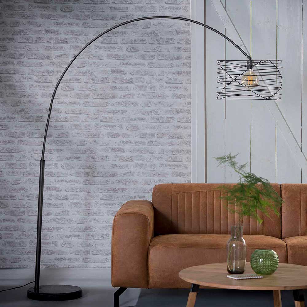 Schwarze Stehlampe mit geschwungenem Bogen und Spiral-Metallschirm für Leseecke – Petropa