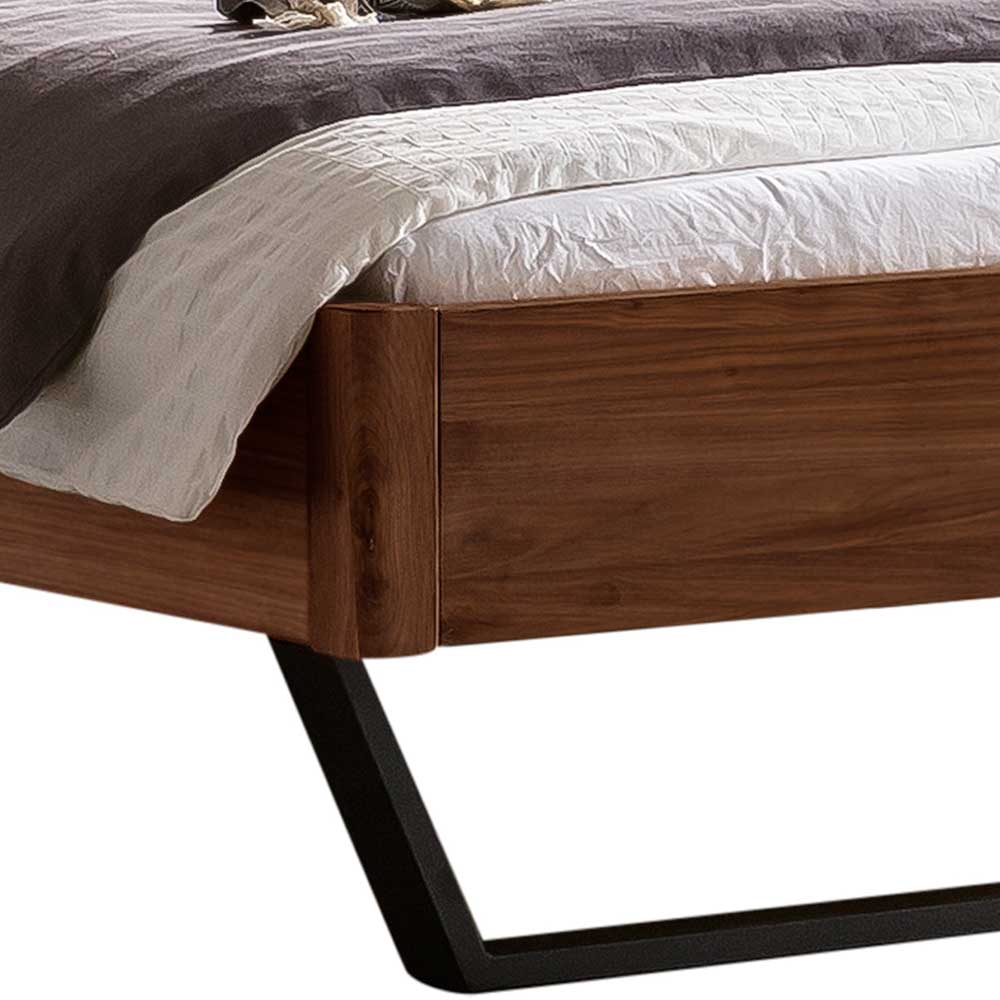 Bett aus Nussbaum & Metall & Kunstleder - Smarada
