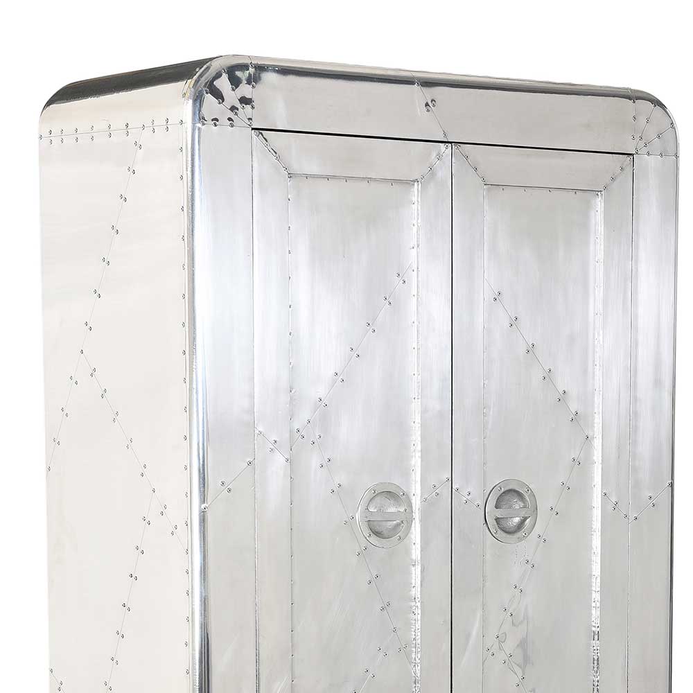 Oberer Bereich des Aluminiumschranks mit abgerundeten Ecken, Nieten und runden Griffen – Pilot