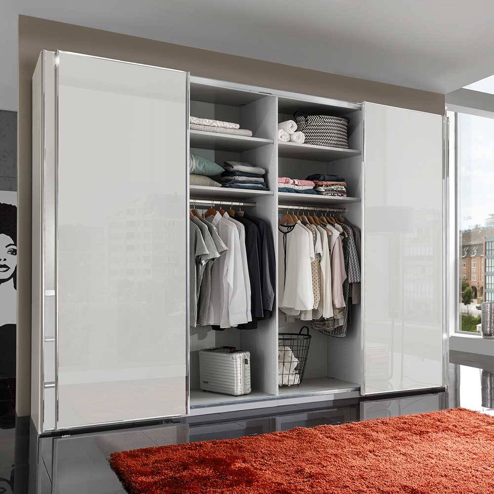 Weißer 4-türiger Schwebetürenschrank offen mit Kleiderstangen und Fächern im Schlafzimmer – Highlamp