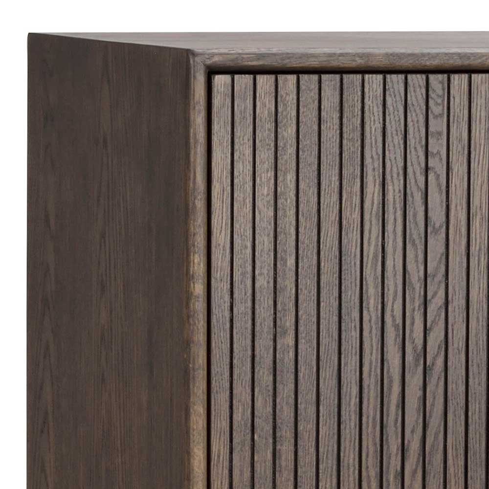 Vertikal geriffelte Front und die glatte Seitenwand des dunklen Eiche Sideboards im Detail – Cuzliav