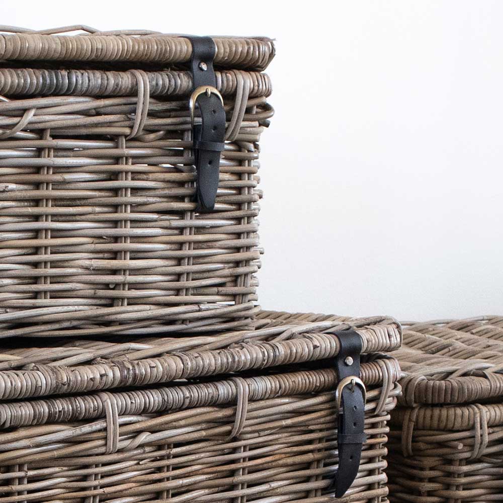 Schwarze Lederriemen mit goldfarbenen Schnallen am Rattan Truhen Set – Speccia