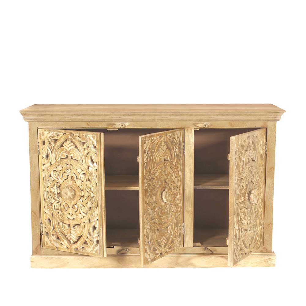 Dreitüriges Sideboard aus hellem Mangoholz mit geöffneten Türen und Einlegeböden – Runiasa