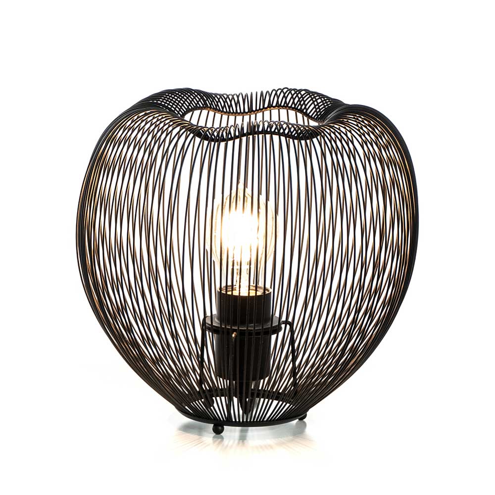Schwarze Tischlampe im Drahtgeflecht-Design mit leuchtender Glühbirne auf weißem Hintergrund – Alicia