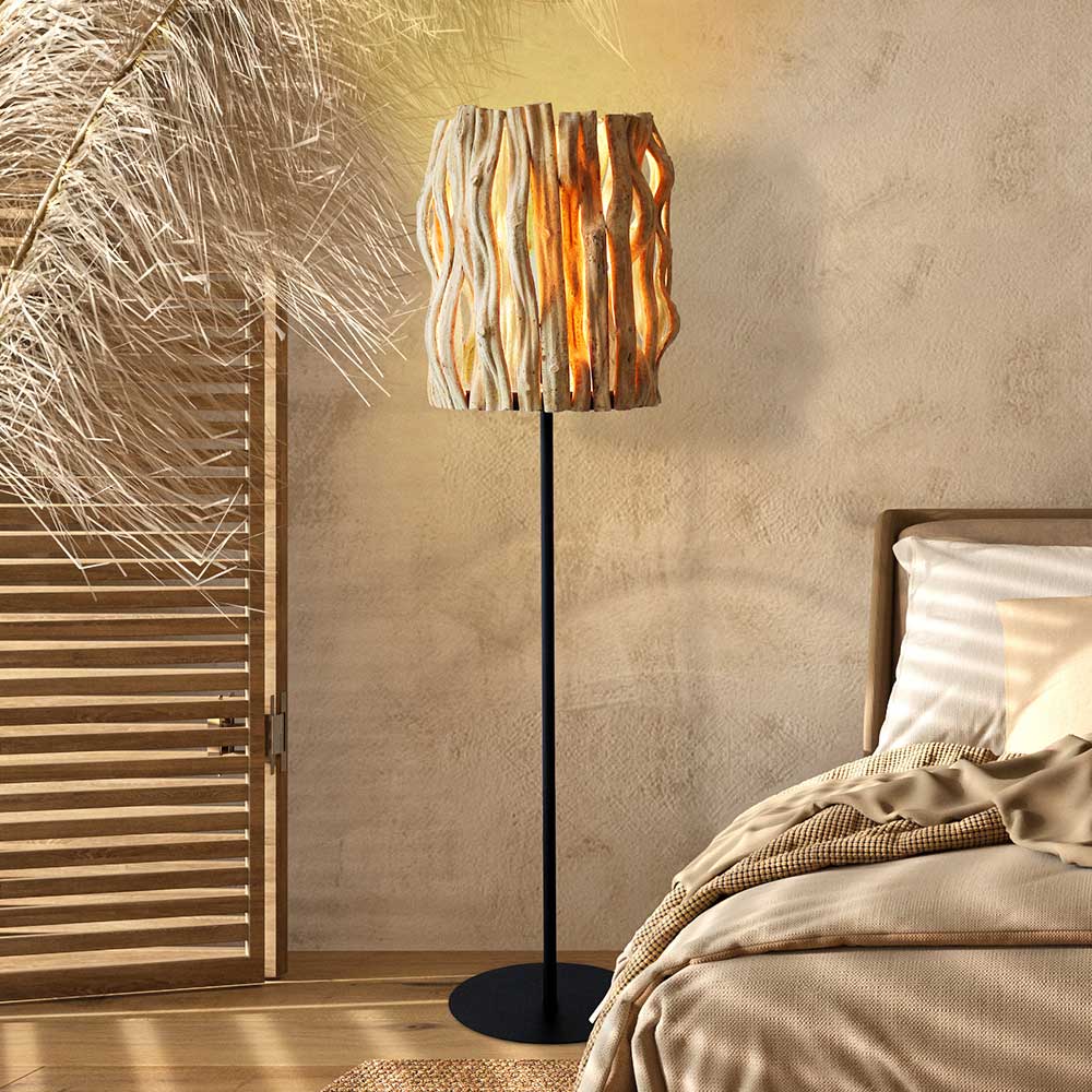 Natürliche Stehleuchte mit leuchtendem Treibholzschirm schafft warmes Licht im Schlafzimmer – Profi