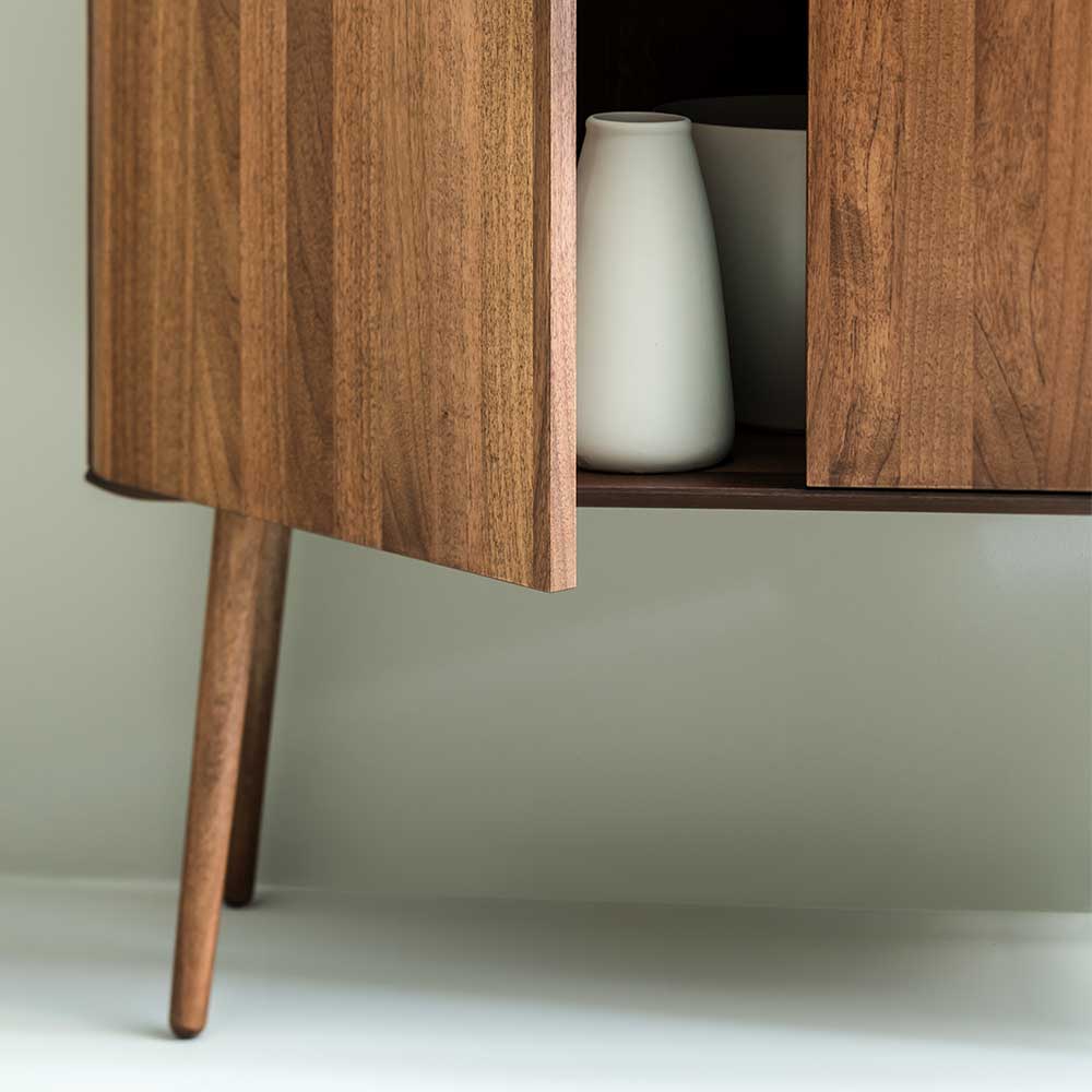 Nussbaum Highboard mit offener Tür und konischen Holzfüßen im Retro-Design – Rivossa