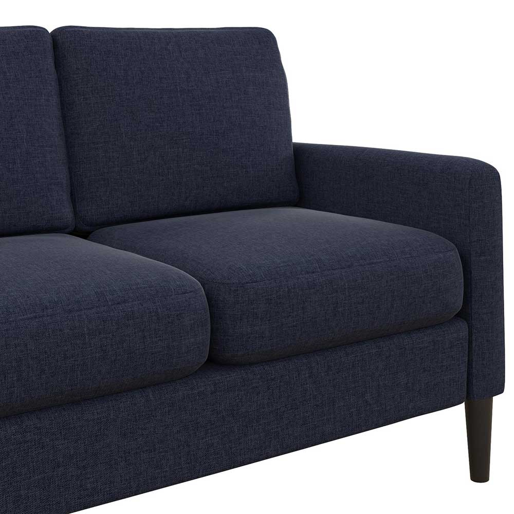 Komfortable Sitzpolsterung und die rechte Armlehne der dunkelblauen Polstercouch aus Stoff – Normandie