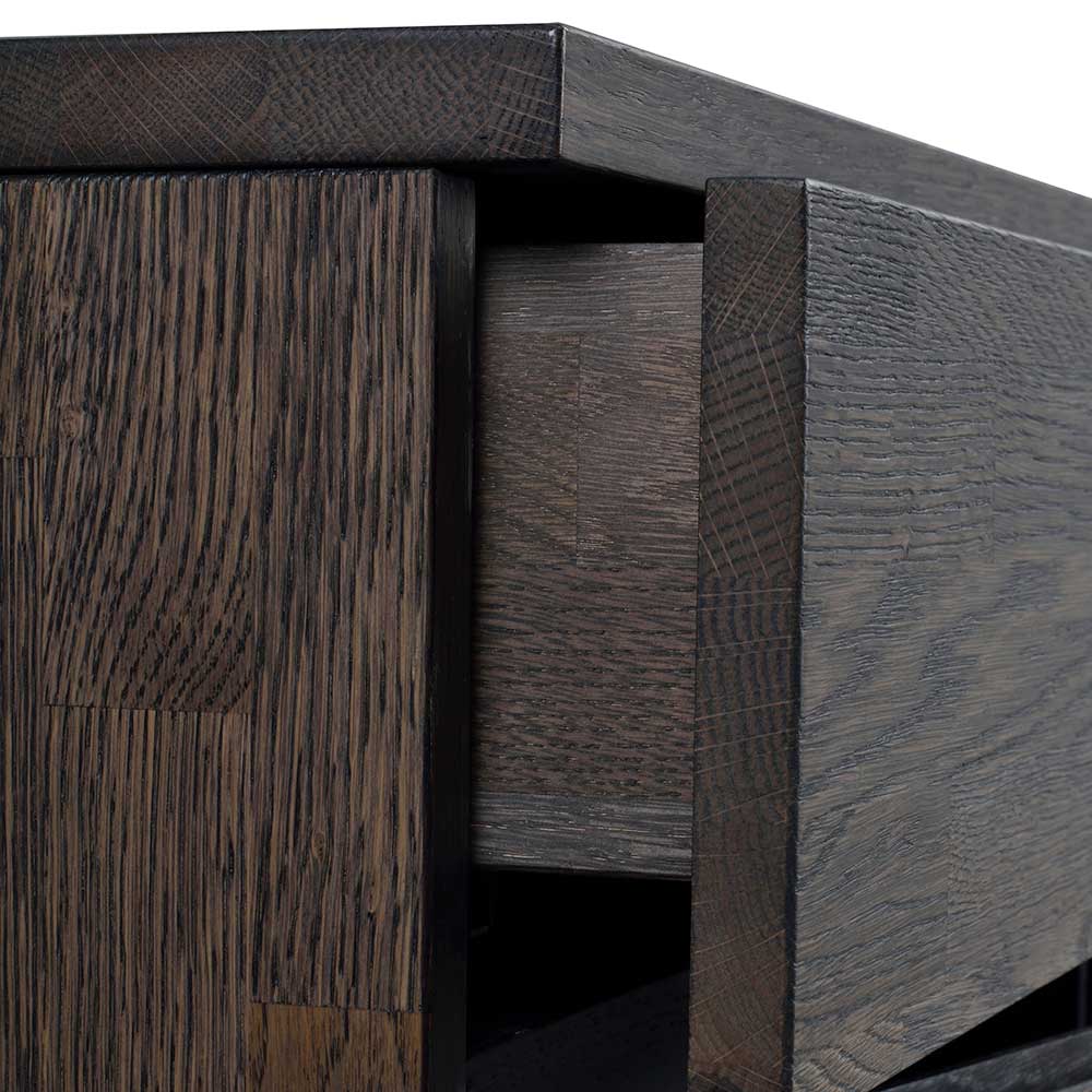 Teilweise geöffnete Schublade des massiven Eichen Sideboards in dunkler Rauchfarbe – Namac