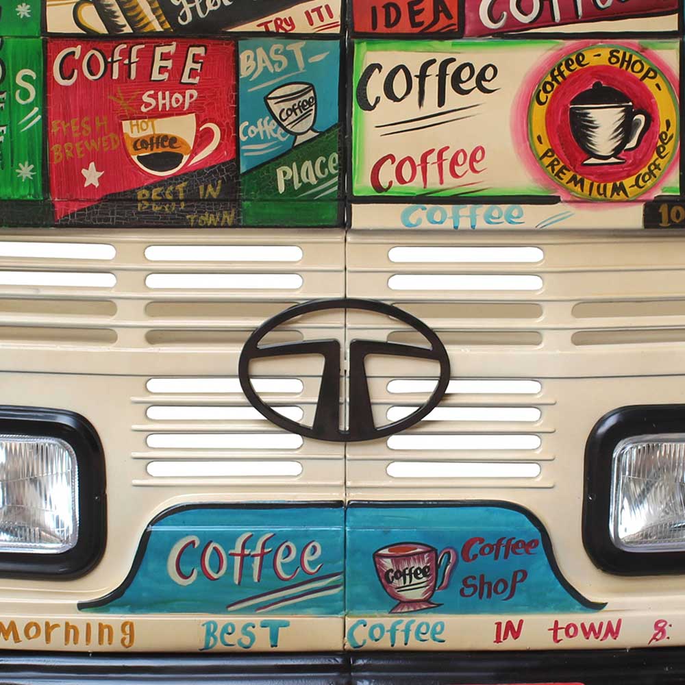 LKW Theke Bar Detailansicht des Kühlergrills mit TATA Logo und Coffee Handbemalung – Umbrosin