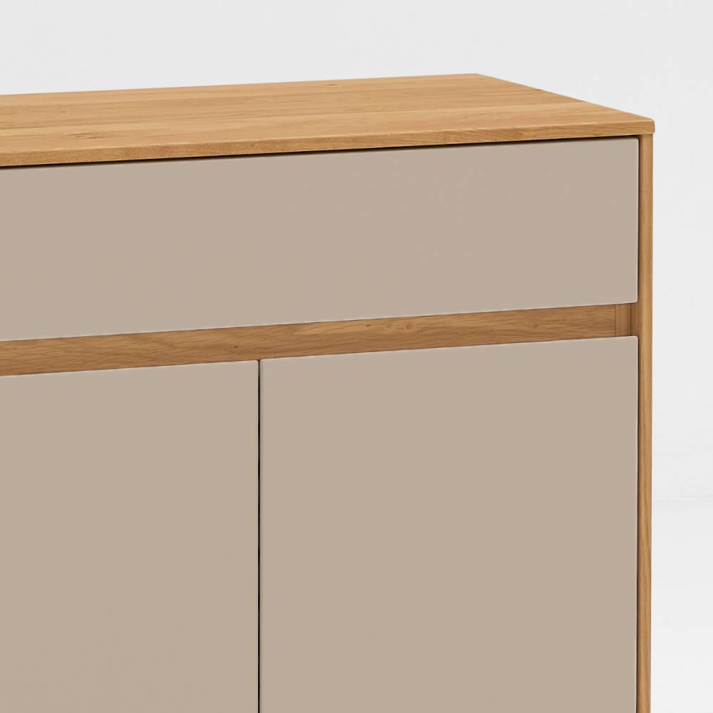 Obere Schublade und Türbereich des Schuhschranks in Taupe und Eiche Bianco – Nova