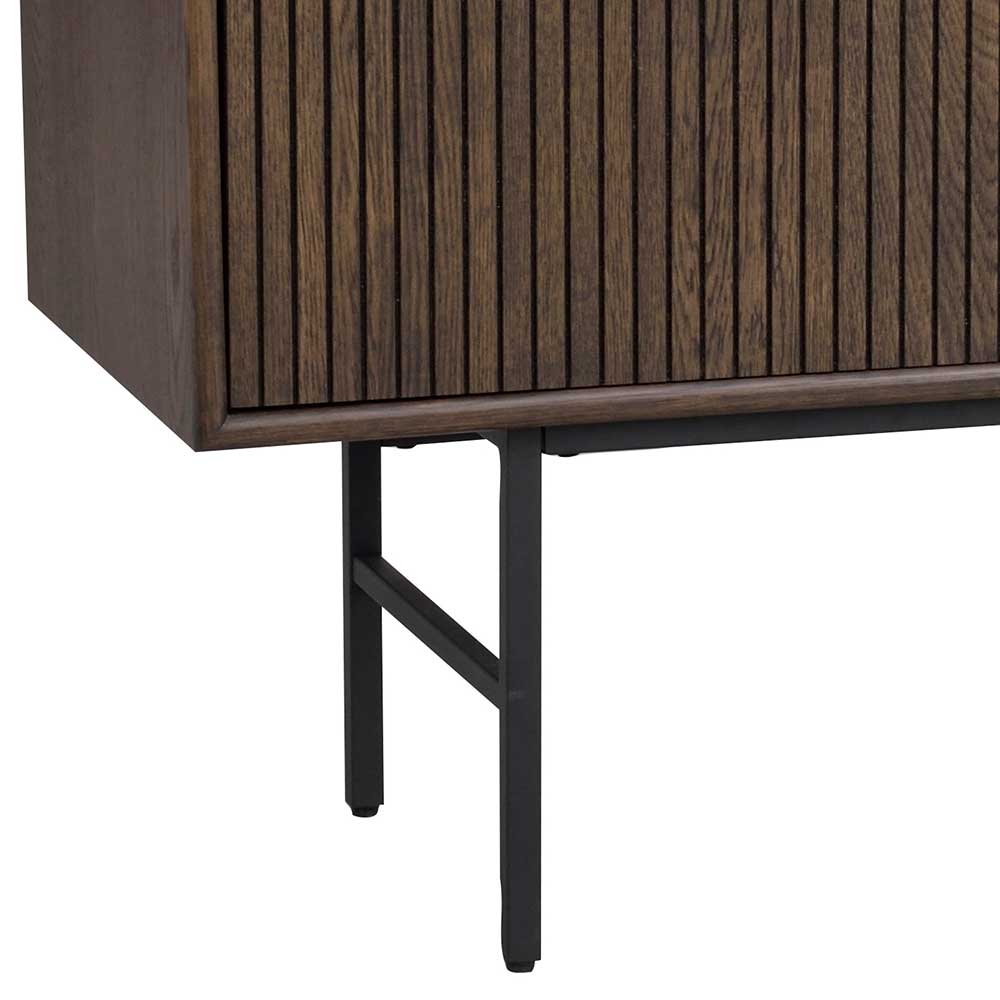 Stabiler schwarzer Metallfuß des Eiche Sideboards und die geriffelte Holzfront von unten – Cuzliav