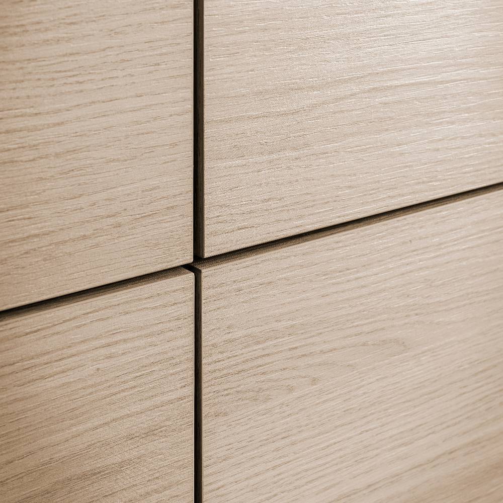 Detail der Holzmaserung und Übergänge der vier Türen des Highboards – Embrus