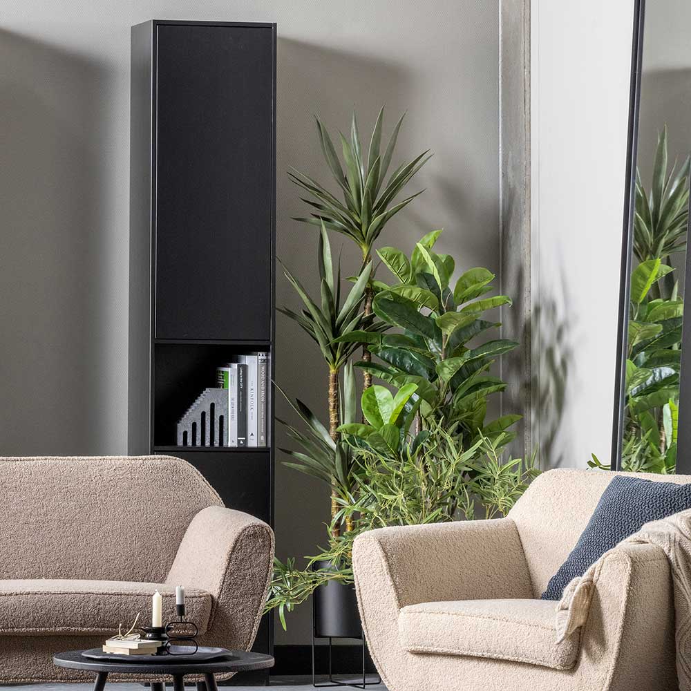 Schwarzer Hochschrank im Wohnzimmer neben hellem Sofa und grünen Pflanzen dekoriert – Niwidus