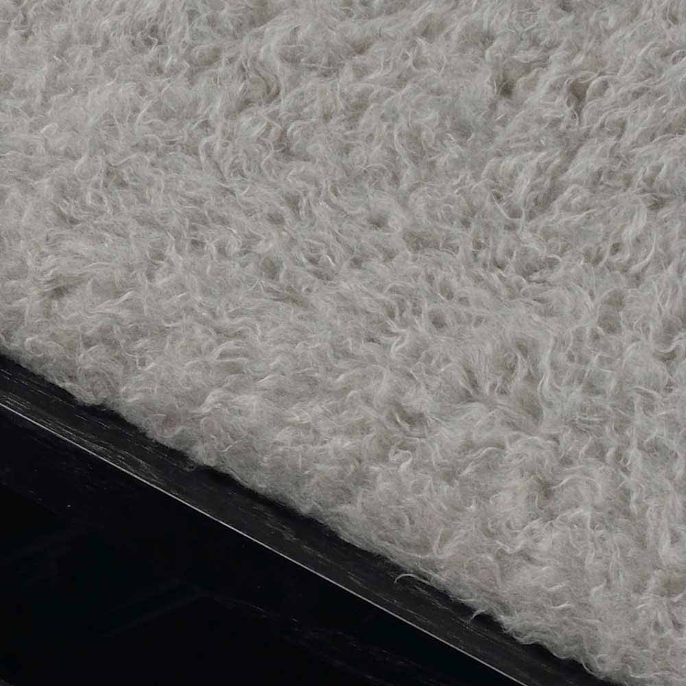 Flauschiges graues Sitzpolster der Garderobenbank mit weicher Textur und Komfort – Geskan