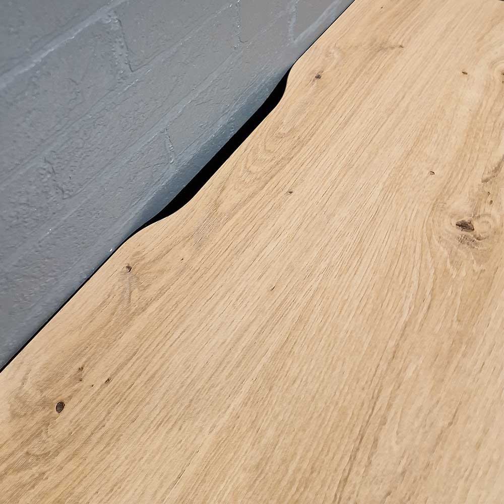 Oberfläche der robusten Holzplatte des Sideboards mit authentischer Maserung – Hilona