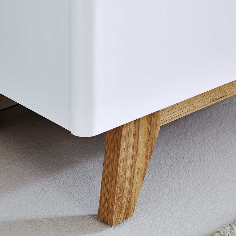 Ausgestellte Massivholzfüße des Skandi Sideboards in Eiche Optik und weißem Korpus – Xuana
