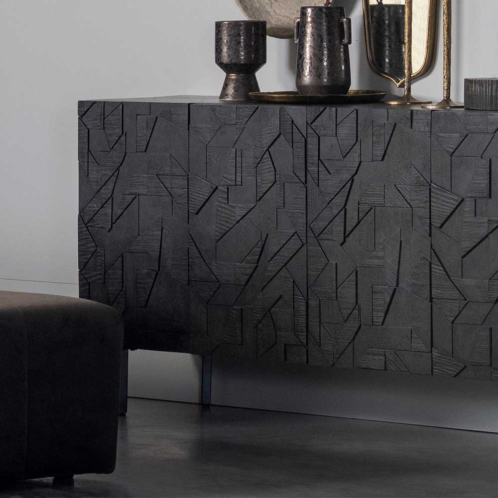 Modernes schwarzes Sideboard mit skulpturaler Front und strukturiertem Holz – Eiken