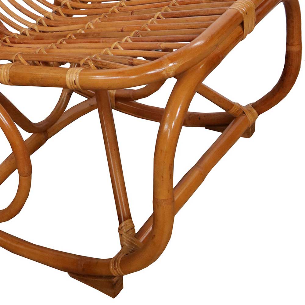 Seitlicher Rahmen des Rattan Schaukelstuhls mit geschwungenen Streben und robusten Verbindungen – Ledro