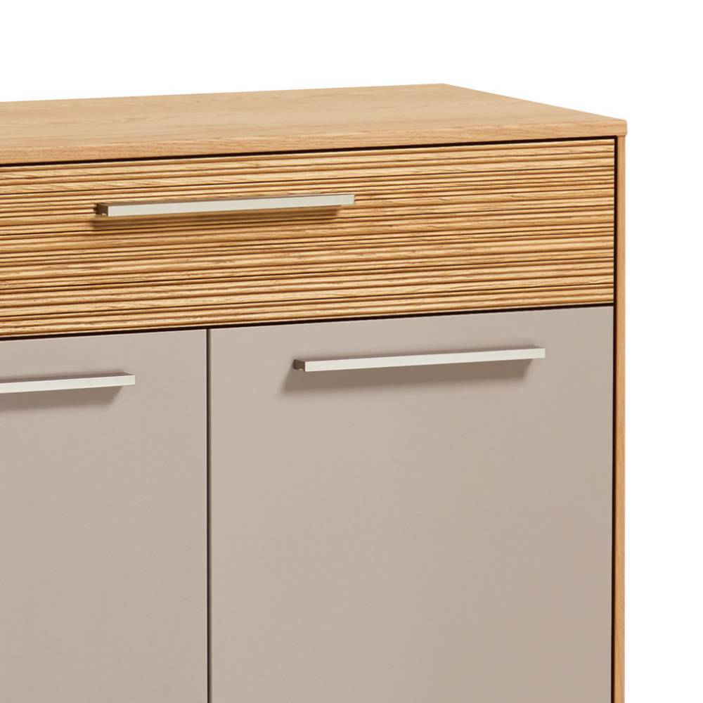 Kommode in Taupe mit heller Holzplatte, gerillter Schublade und Metallgriffen – Barcelos